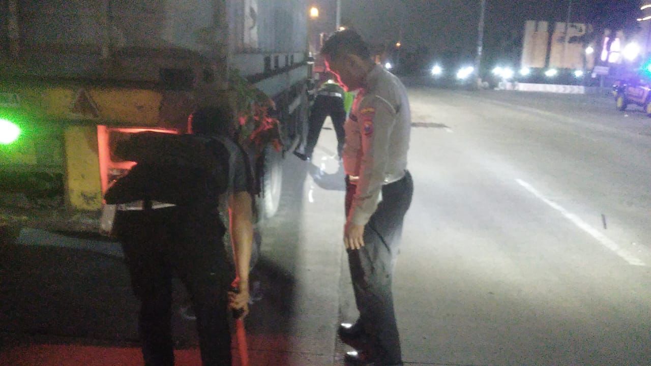 Tabrak Truk Parkir, Lansia Surabaya Meregang Nyawa di Menganti Gresik