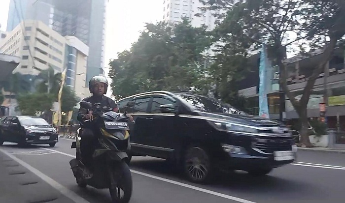 Berkendara sambil Merokok di Jalan Umum Bisa Disanksi