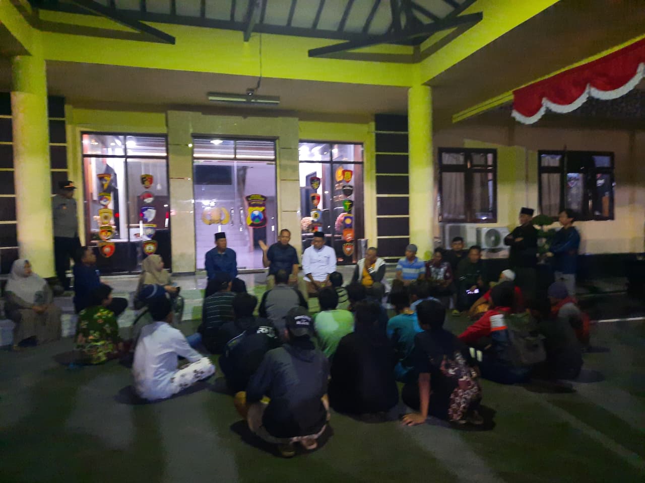 Isu Pencuri Pompa Air Hendak Dilepas, Puluhan Warga Duwet Geruduk Mapolres Situbondo