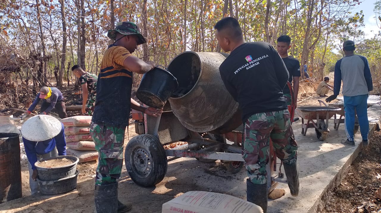 Percepat Jalan Rabat, Satgas TMMD ke 121 Kodim 0827/Sumenep Isi Air ke dalam Molen