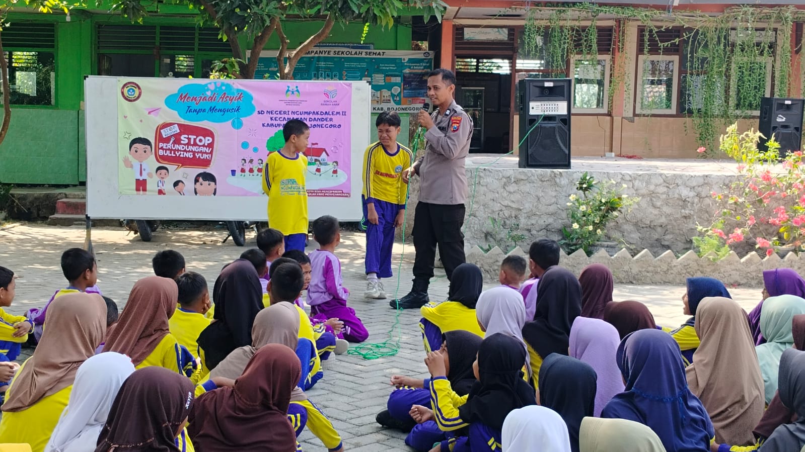 Polsek Dander Lakukan Penyuluhan Bahaya Bulliying di SDN 2 Ngupakdalem