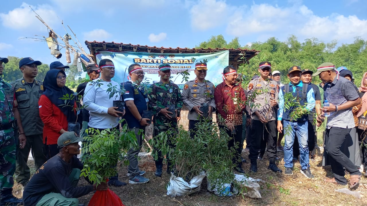 HUT Ke-78 Bhayangkara, Polsek Padangan Bersama Elemen Masyarakat Tanam Pohon Serentak