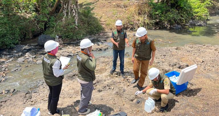 DLH Madiun Uji Air Sungai TPA Kaliabu, Targetkan Laboratorium Terakreditasi 2025