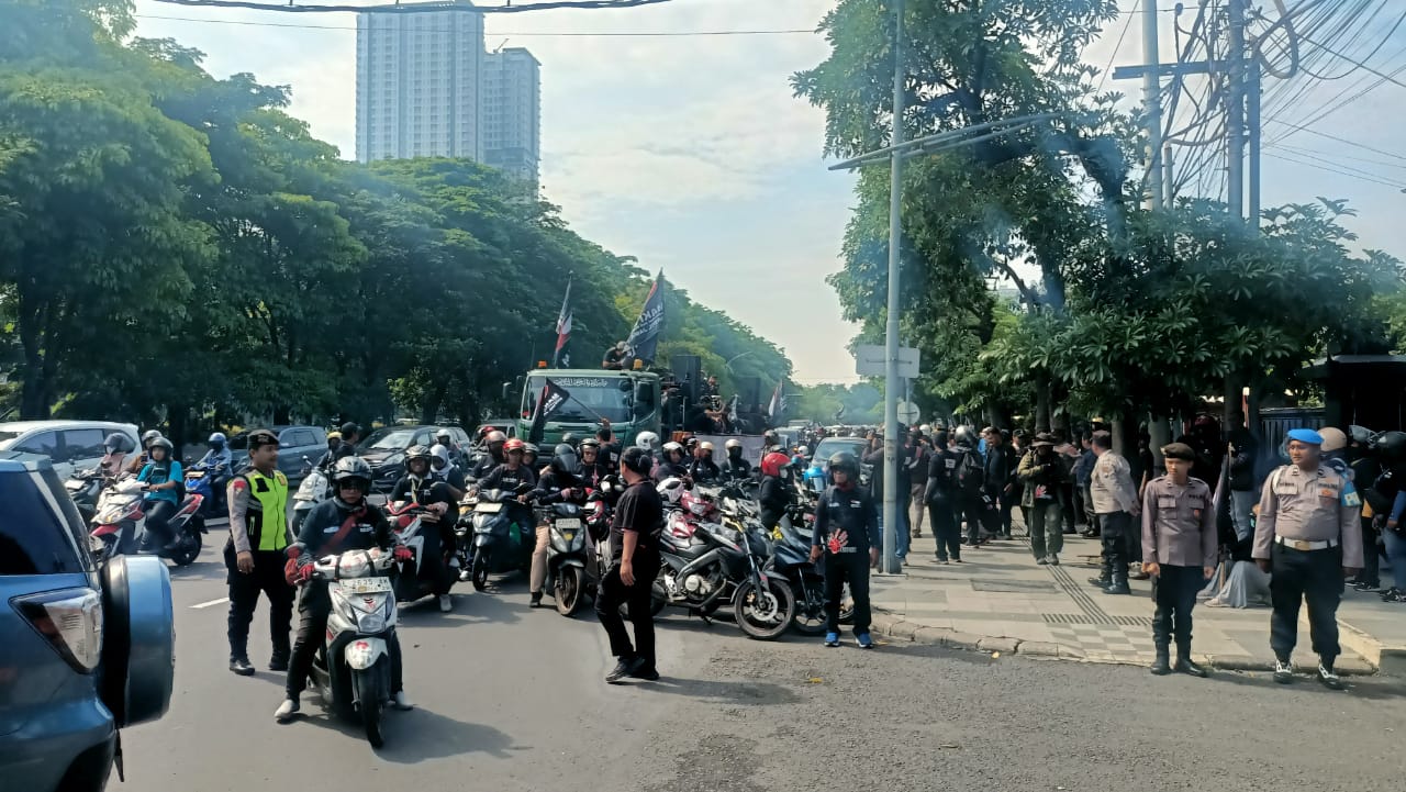 Polsek Gayungan Kawal Aksi Unjuk Rasa LSM Gempar di Kantor Dinas Kelautan dan Perikanan Jatim