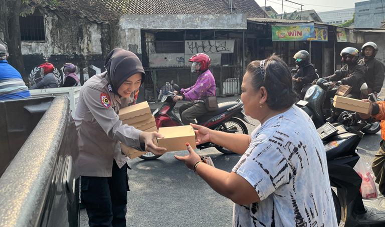 Polwan Polres Pasuruan Tebar Kebaikan, Jumat Berkah Jadi Momen Dekatkan Diri dengan Masyarakat
