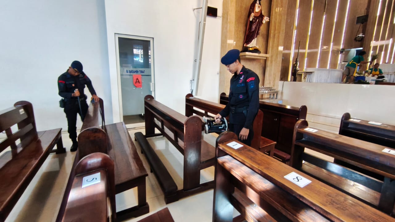 Amankan Misa Natal, Polresta Sidoarjo Lakukan Sterilisasi Gereja