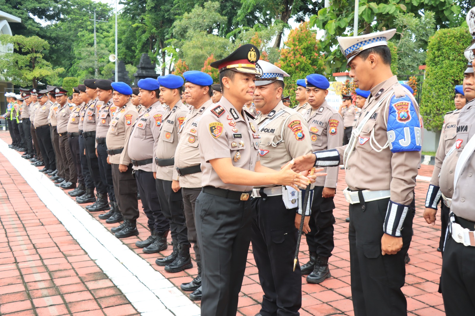 Momen Haru, Kapolres Gresik AKBP Rovan Richard Mahenu Pimpin Apel Terakhir, Titipkan Doa untuk Anggota
