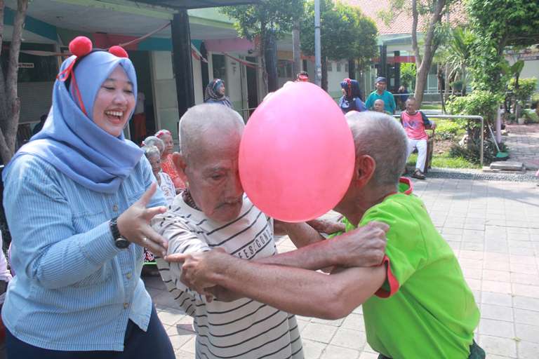 Rayakan HUT Ke-80 RI, Griya Wredha Surabaya Gelar Lomba untuk Latih Motorik Lansia