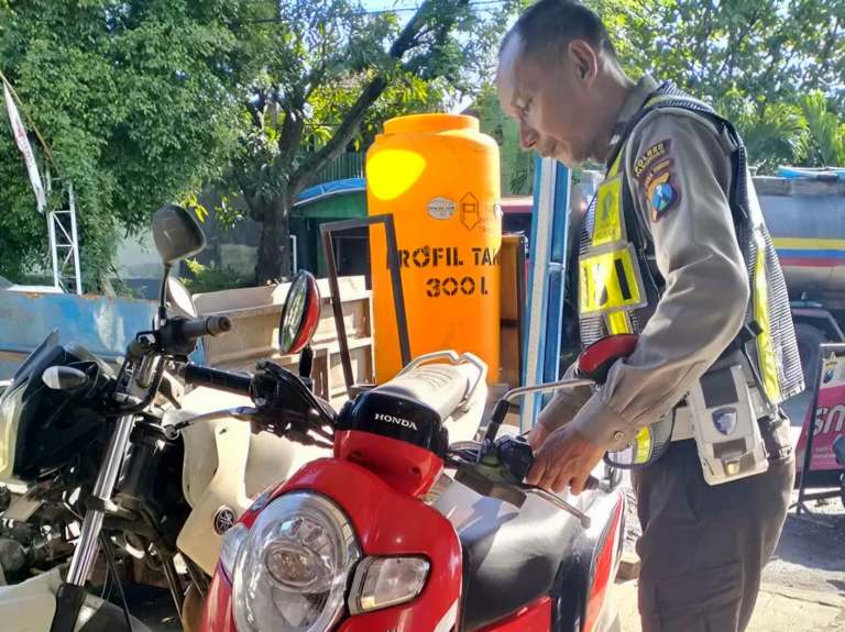 Terpental ke Jalur Berlawanan di Pandaan Pasuruan Pengendara Scoopy Tewas 