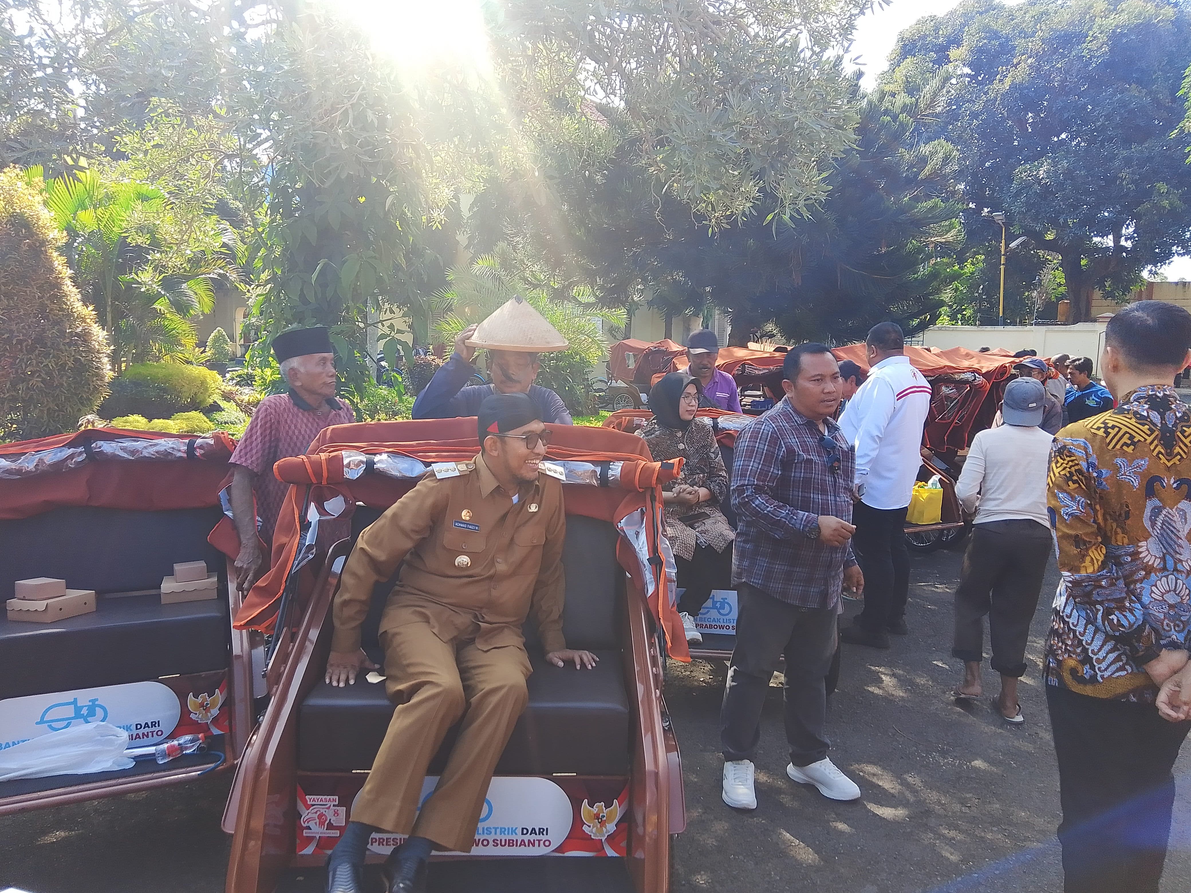 Bupati Sumenep Salurkan Becak Listrik Bantuan Presiden Prabowo 