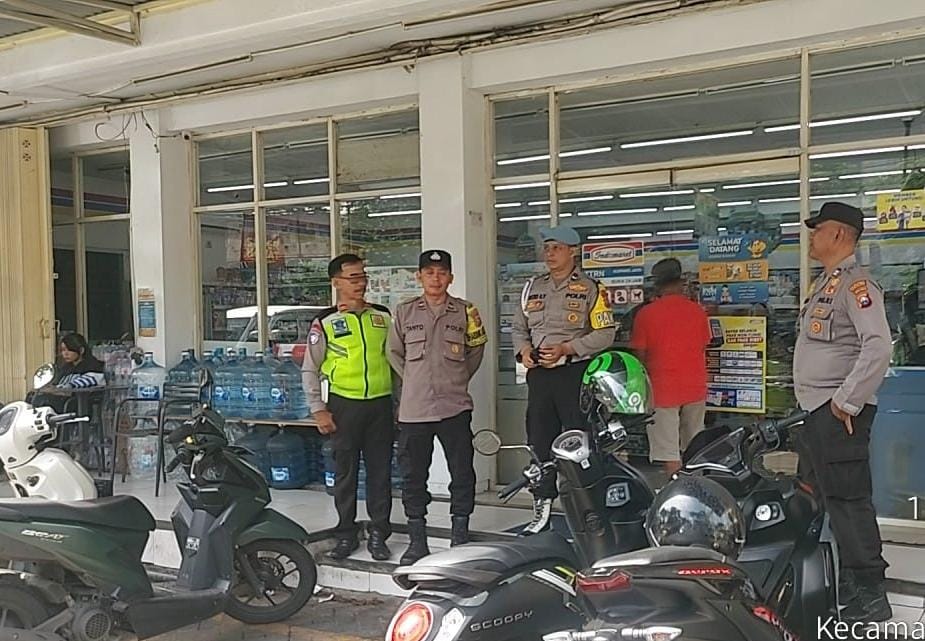 Cegah Kriminalitas Jelang Idulfitri, Polsek Sukomanunggal Sasar Minimarket dalam Patroli Dialogis