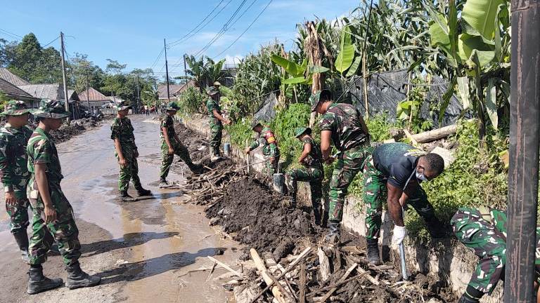 Personel Kodim 0821/Lumajang dan Yonif 527/BY Bersihkan Selokan di Jalur Vital Supiturang