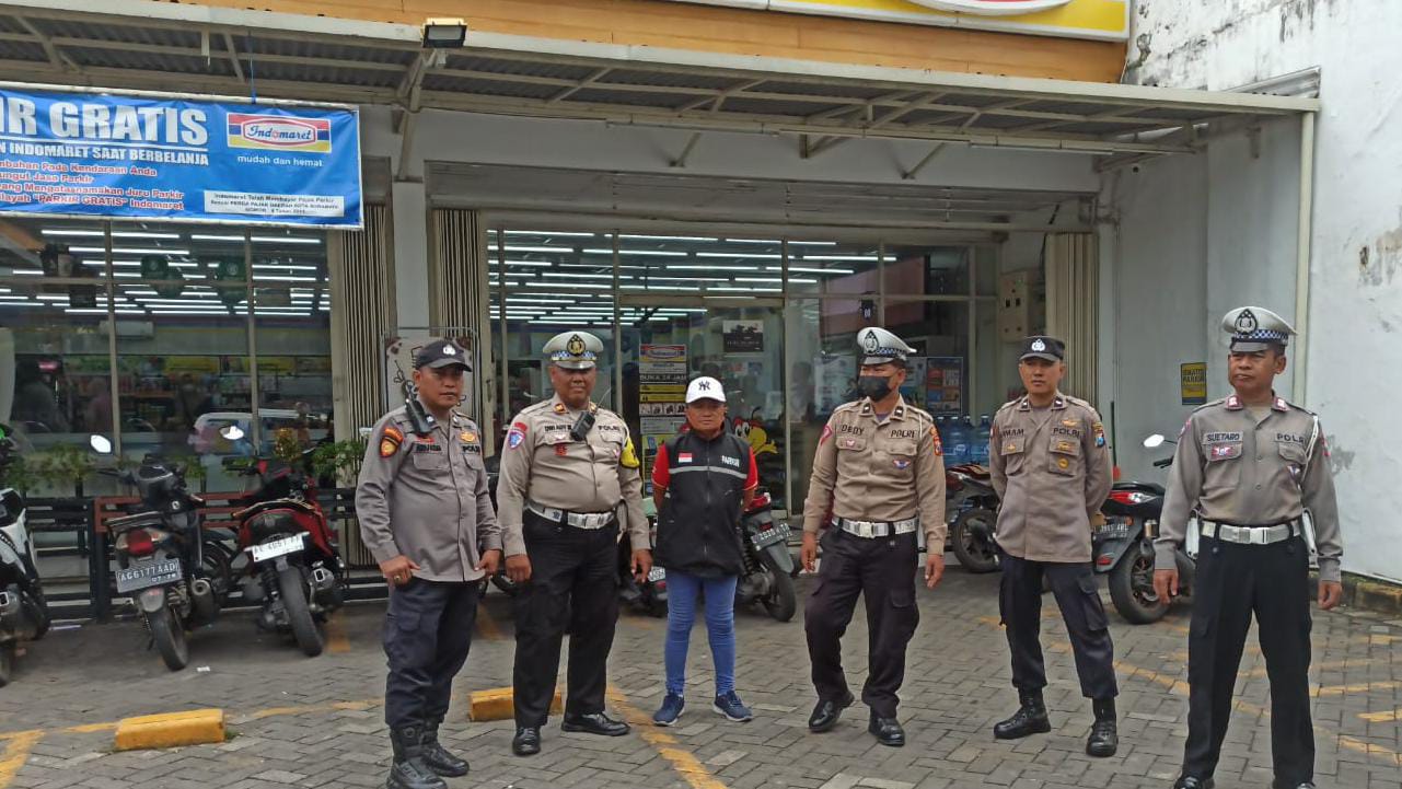 Polsek Simokerto Tertibkan Parkir Liar di Bahu Jalan, Arus Lalu Lintas Kembali Lancar