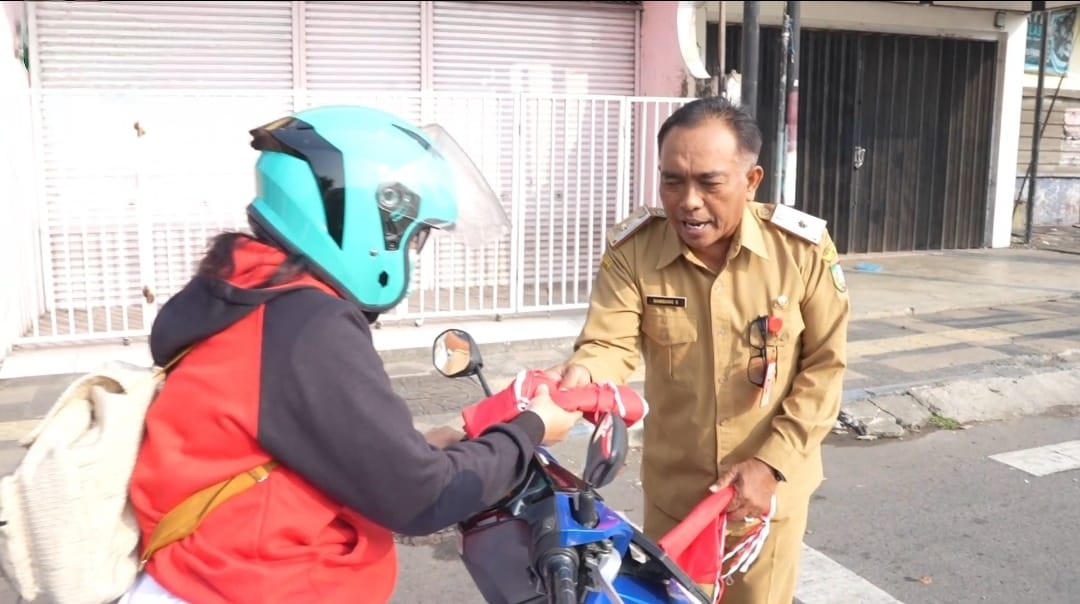 Ajak Masyarakat Rayakan Kemerdekaan, Sekretariat DPRD Jombang Bagikan Bendera