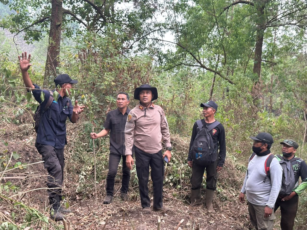 Cegah Karhutla Meluas, Kapolres Ngawi Cek Langsung Titik Api di Gunung Lawu