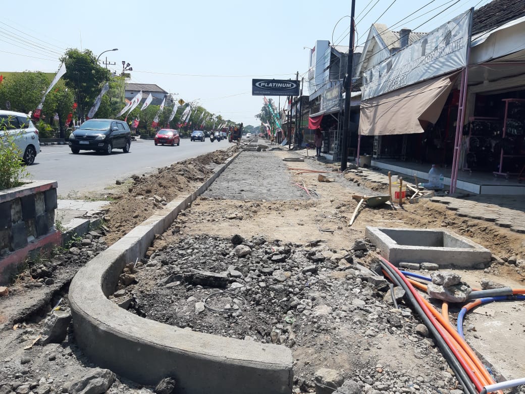 Progres Pembangunan Pedestrian Jalan Yos Sudarso Ngawi Lamban