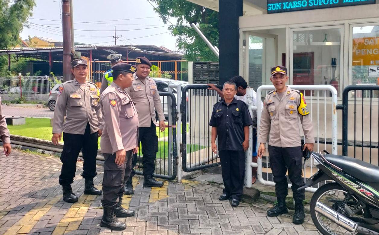 Polsek Wonocolo Tingkatkan Patroli Harkamtibmas, Sasar Perumahan dan Beri Imbauan Warga