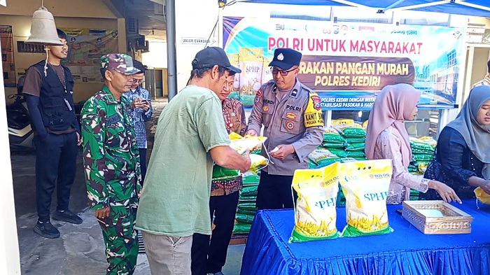 Polsek Purwoasri Dukung GPM dengan Salurkan Beras 1,5 Ton
