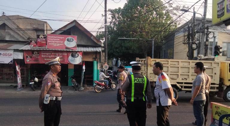 Polsek Lakarsantri Lakukan Penyekatan Massa  di Simpang Tiga Driyorejo untuk Jaga Kamtibmas