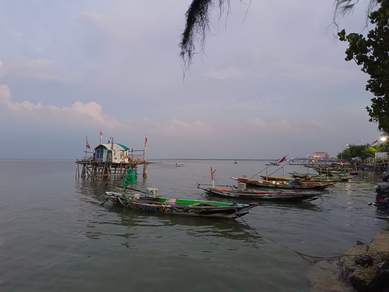 Pantai Kenjeran Jadi Ladang Rezeki Saat Nataru, Pedagang Kuliner dan Ikan Asap Untung Berlipat