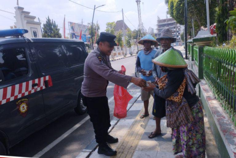 Polsek Bojonegoro Kota Gelar Jumat Berkah, Bagikan Nasi Bungkus ke Warga