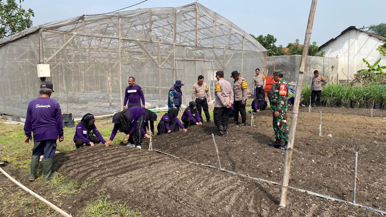 Wujudkan Ketahanan Pangan, Polisi dan Warga Bakungtemenggungan Siapkan Lahan Produktif