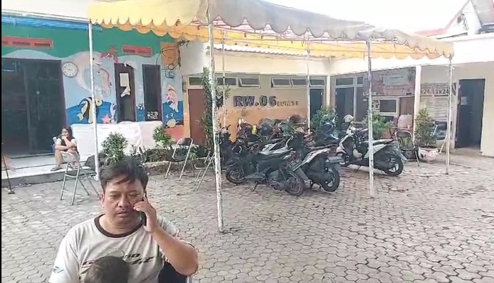 Warga Pengungsi Gedung Setan Antre Mandi