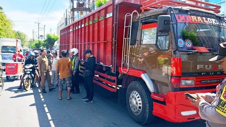 Parkir Liar di Jalan Semut Baru Kian Menjamur, Petugas Tindakan Tegas Penggembosan Ban