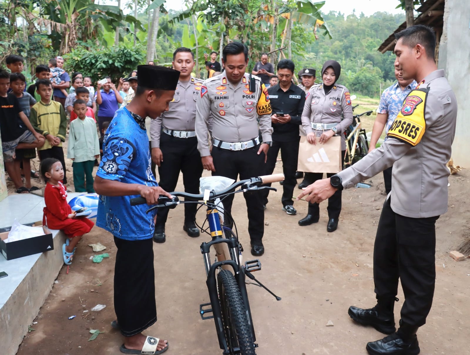 Kapolres AKBP Bayu Pratama Gubunagi Beri Empati Pada Alif Siswa SMA Kartika IV-2 Jember