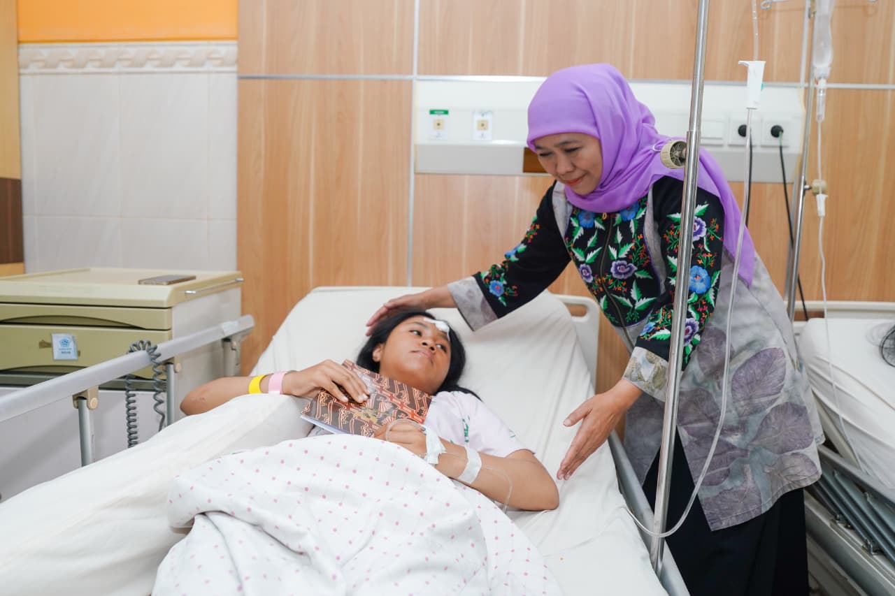 Jenguk Korban Kecelakaan, Gubernur Khofifah Salurkan Santunan dan Apresiasi Gercep RS Bina Sehat