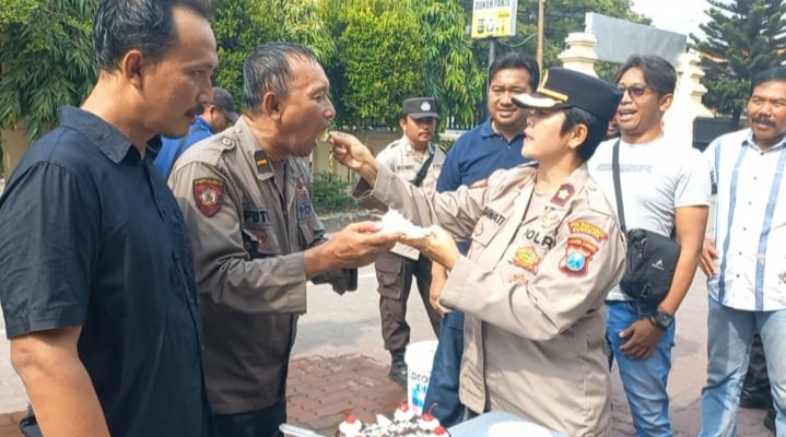 Polsek Dukuh Pakis Rayakan Milad Anggota dengan Suasana Hangat