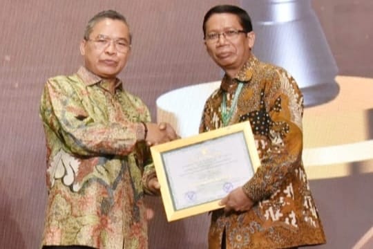 Sukses Terapkan GPBLHS, 8 Sekolah di Kabupaten Mojokerto Raih Penghargaan Sekolah Adiwiyata 