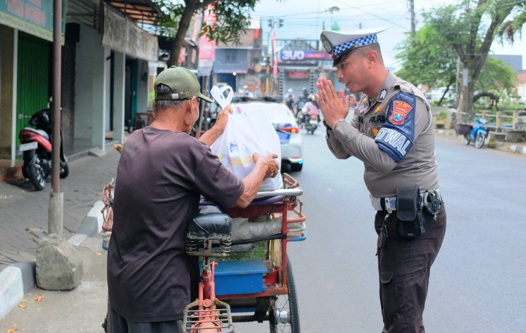 Satlantas Polres Malang Bagikan 125 Paket Sembako Jelang HUT Lalu Lintas Bhayangkara