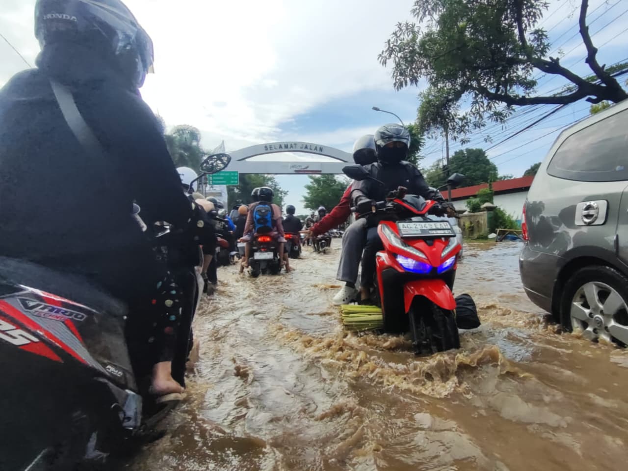 Jalur Pantura Kota Pasuruan Masih Lumpuh Terendam Banjir