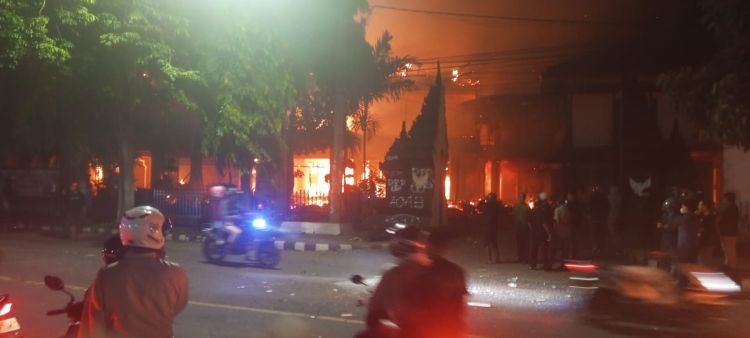  Kantor DPRD Kota Kediri Dijarah Lalu Dibakar Massa