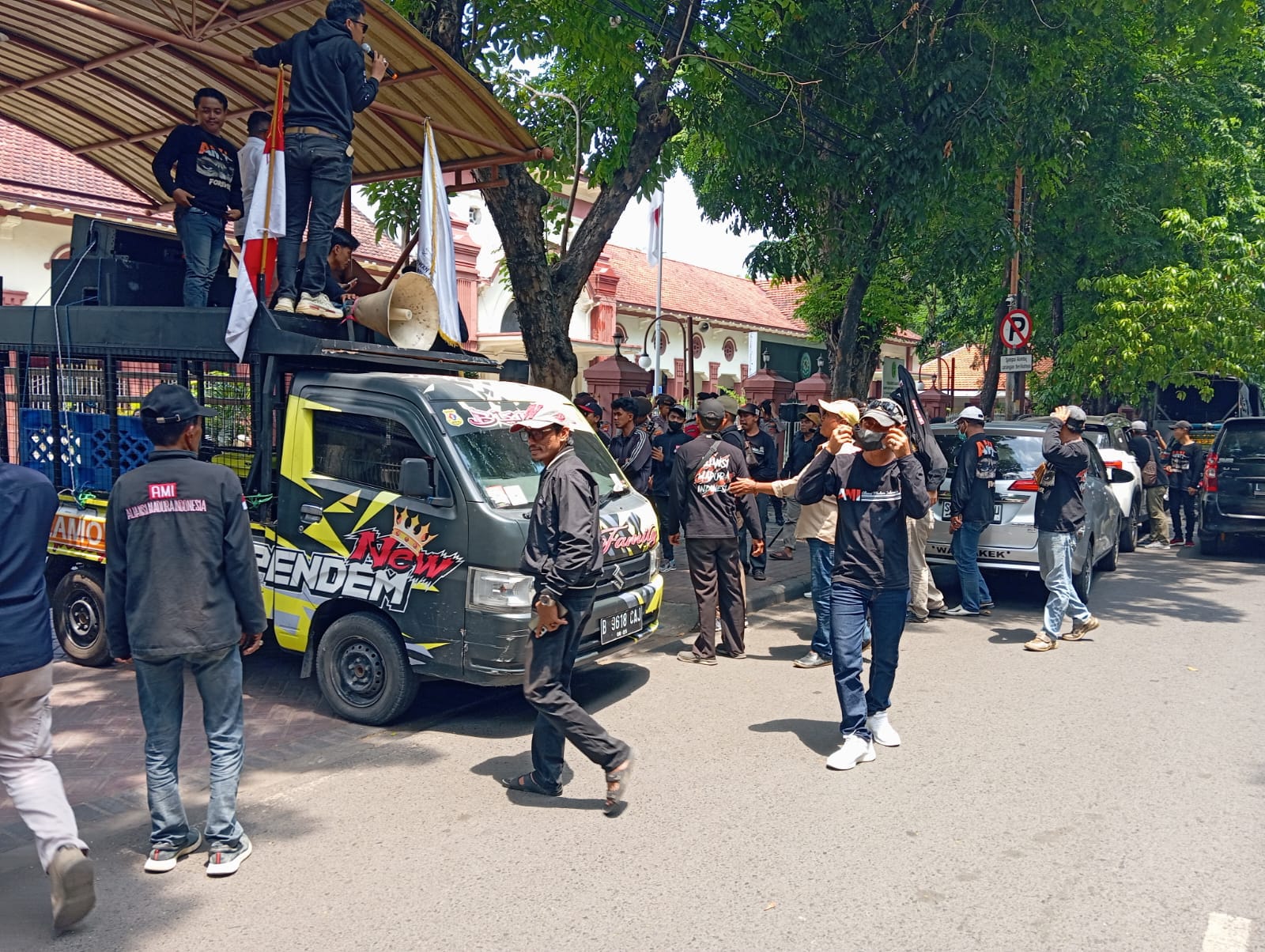 Polsek Sawahan Siagakan Personel Amankan Aksi Unras AMI di PN Surabaya