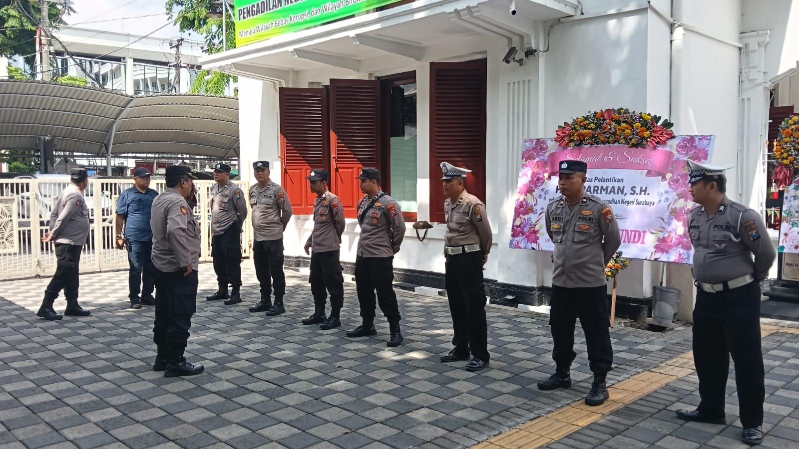 Polsek Sawahan Amankan Sidang PKPU PT Pakerin di PN Surabaya