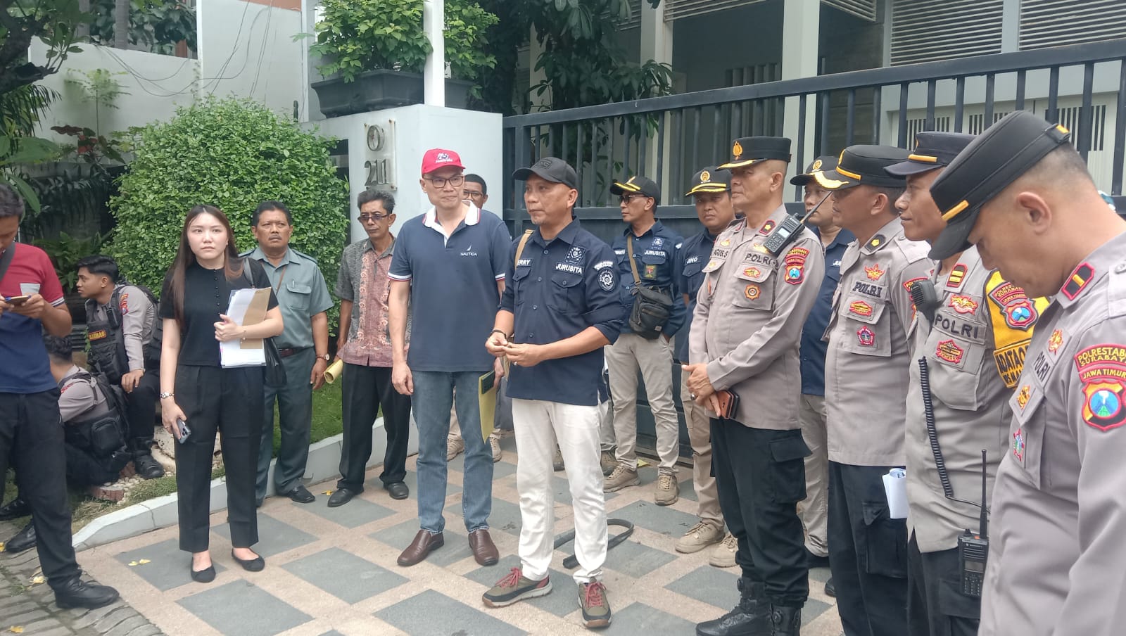 Polsek Wiyung Kawal Eksekusi Pengosongan Rumah di Perum Graha Famili