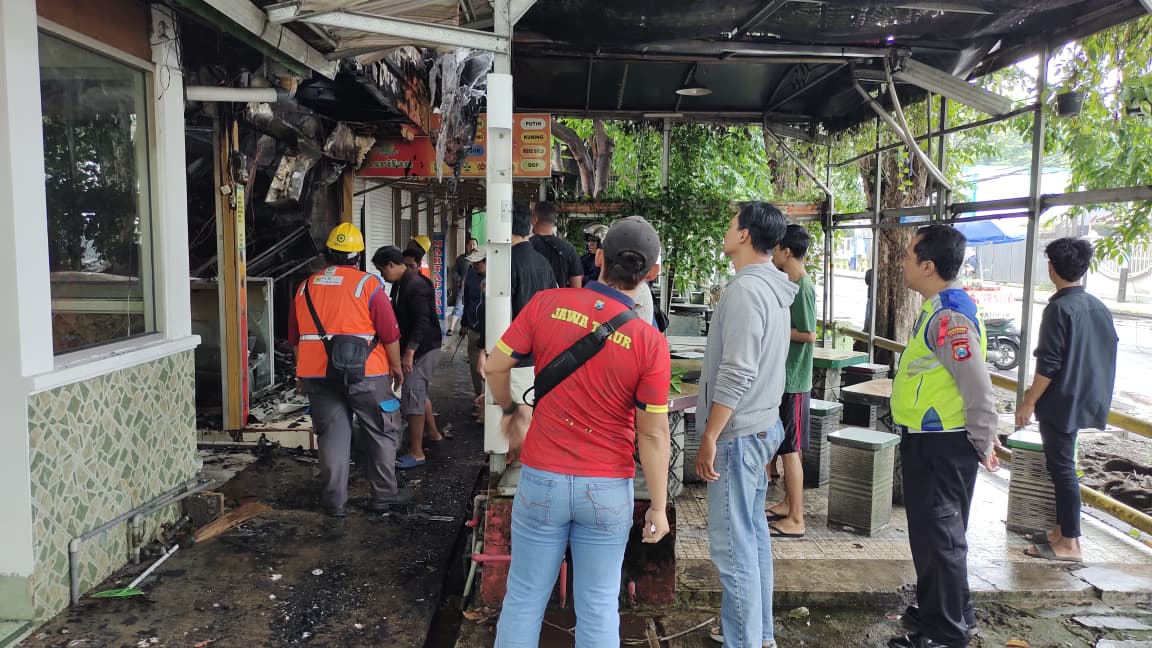 Kios Batu Akik di Kayoon Surabaya Terbakar