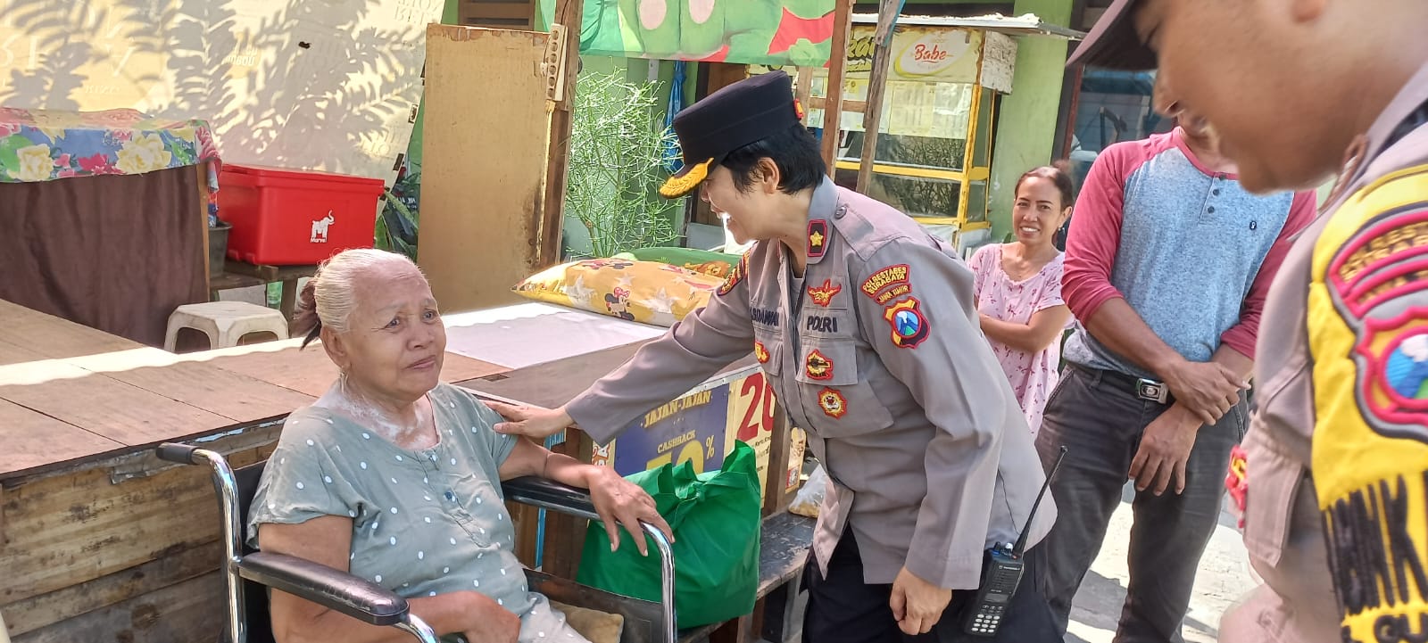 Baksos Penuh Kasih Polsek Dukuh Pakis Hangatkan Hati Warga