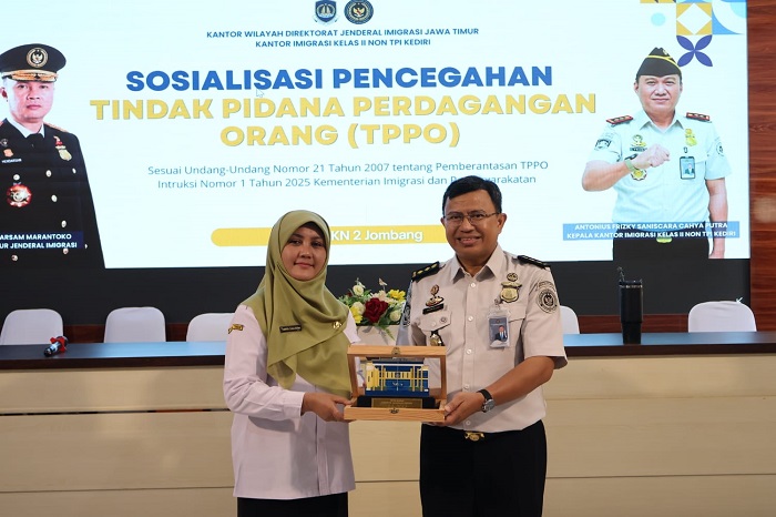 Imigrasi Kediri Edukasi Pelajar Jombang Cegah TPPO dan Kenalkan POLTEKIMIPAS