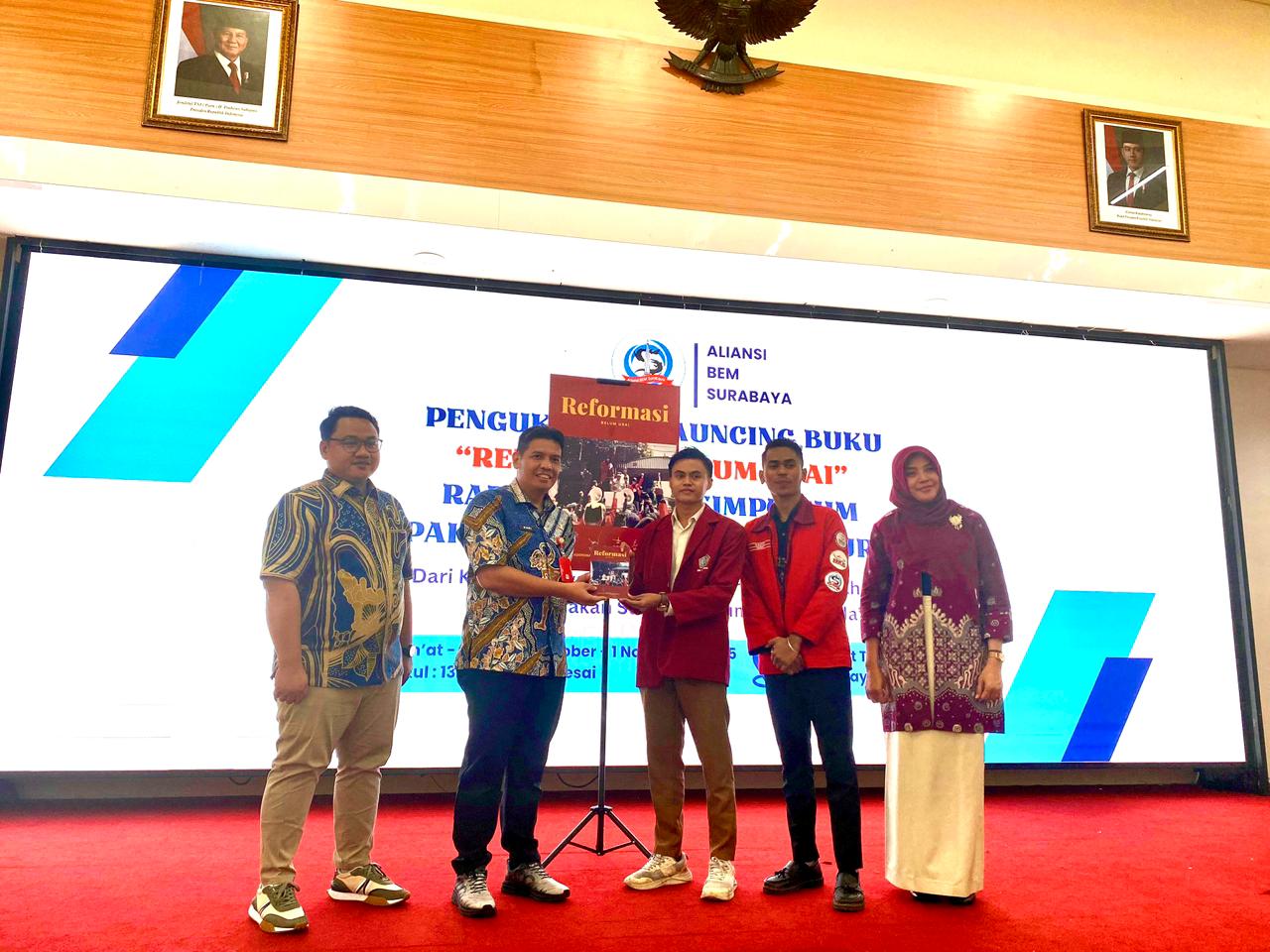 Peringati Sumpah Pemuda, Aliansi BEM Surabaya Launching Buku Hingga Kukuhkan Kepengurusan