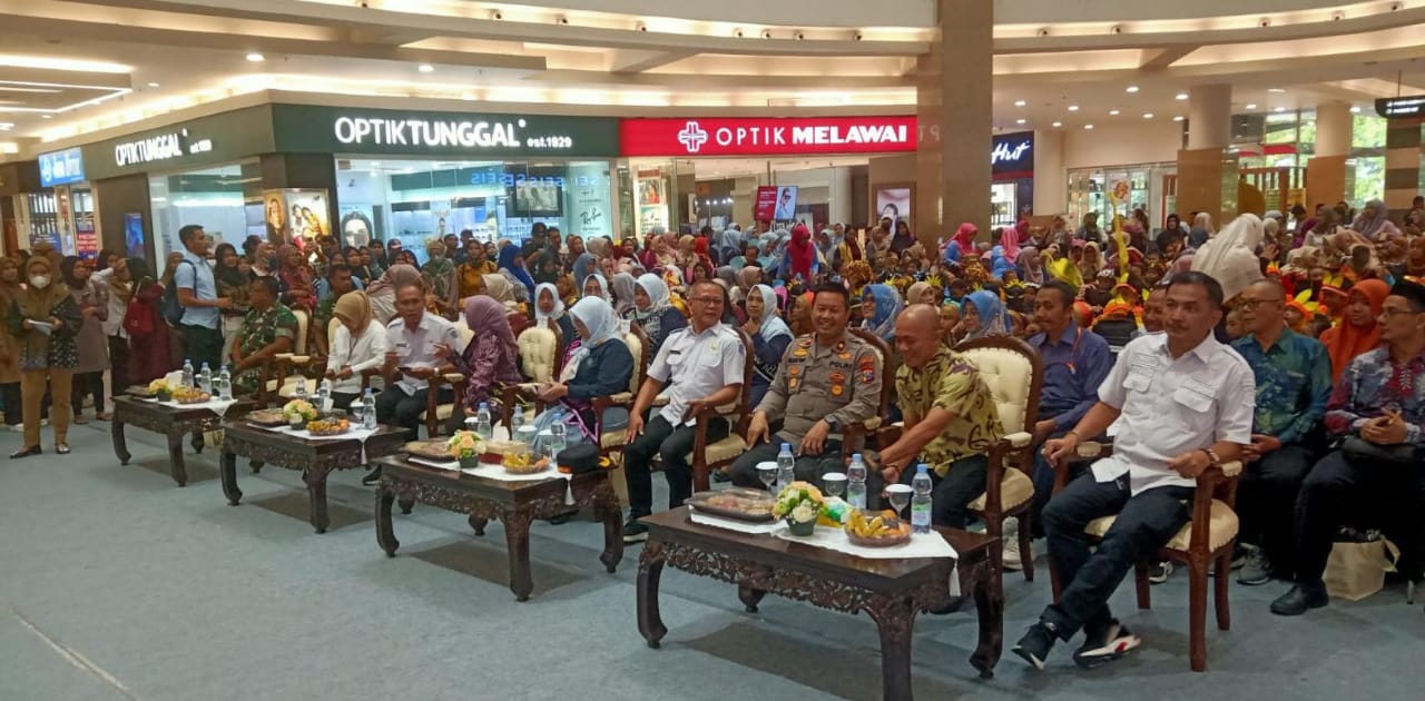 Plh Kapolsek Tenggilis Mejoyo Hadiri Pagelaran Seni dan Kreativitas Siswa di Royal Plaza