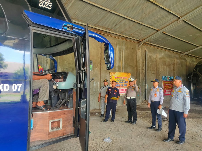 Rampcheck Gabungan Satlantas Polres Nganjuk Pastikan Armada Bus Konco Dewe Laik Jalan