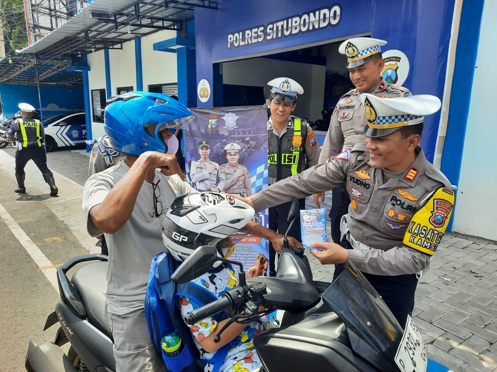 Sosialiasi Operasi Keselamatan Semeru 2024, Polisi di Situbondo Bagikan Cokelat Bagi Pengendara Tertib