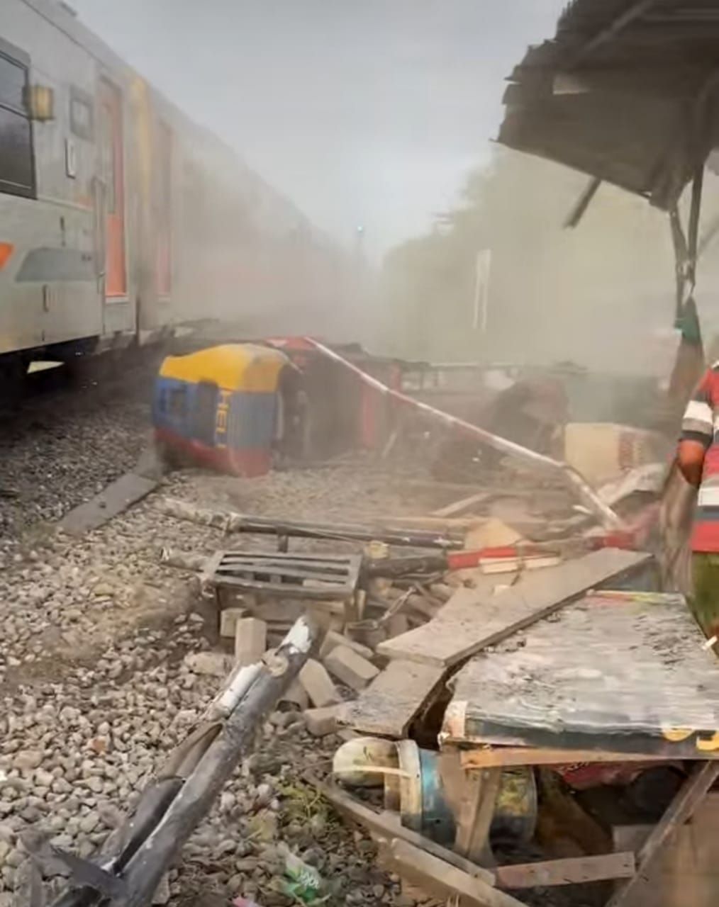 Tersenggol Kereta Api, Forklift Terguling di Perlintasan Buntaran