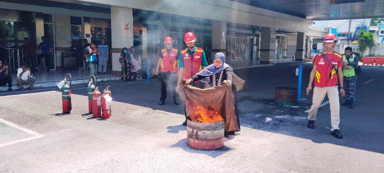 Pelindo Regional 3 Sosialisasi dan Simulasi Mitigasi Kebakaran di Pelabuhan