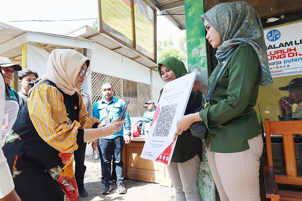 Pj Bupati Indah Wahyuni Launching QRIS di Objek Wisata Tumbak Sewu Lumajang