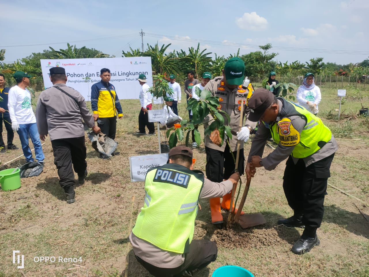 Kapolsek Kalitidu Ikut Tanam Pohon di Desa Sukoharjo