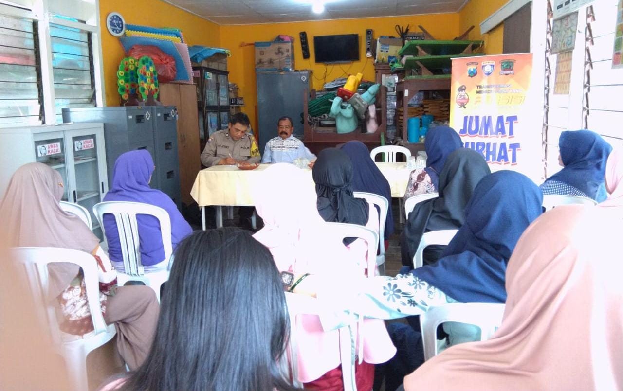 Dekati Warga Petemon, Kapolsek Sawahan Tampung Curhatan Kamtibmas di Balai RW 11